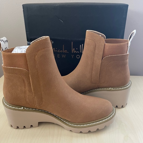 Nicole Miller Women’s Pocas Wedge Lug Platform Chelsea Boot - Picture 9 of 16